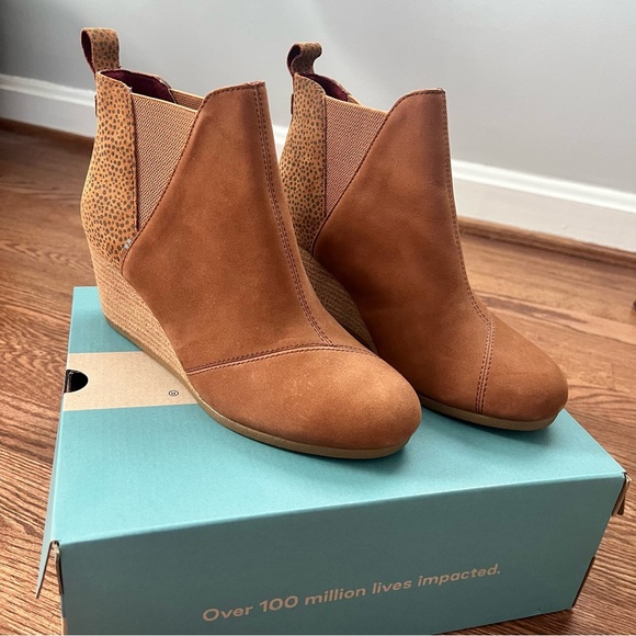 TOMS Kelsey Wedge Boot - Tan Leather / Mini Cheetah Suede (Size 8.5) - Picture 3 of 10